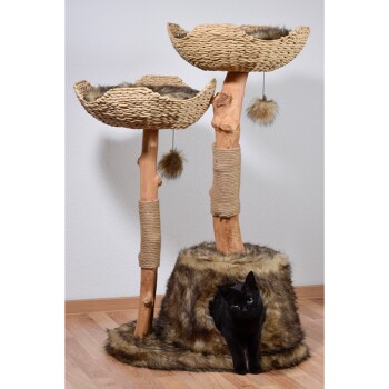 Katzenbaum mit zwei geflochtenen Körben, natürlichen Holzpfosten und einer schwarzen Katze, die in einer mit Fell bedeckten Basis sitzt.