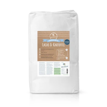 Weiße Tüte mit Tierfutter, beschriftet mit "Powerstarter Lachs & Kartoffel" mit Nährwertinformationen und Vorteilen auf der Vorderseite.