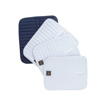 Vier Haustiermatten in verschiedenen Schattierungen von Weiß und Marineblau, mit einem gesteppten Design und kleinen Logotags in der Ecke.