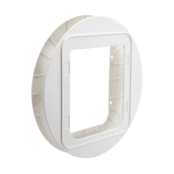 Cadre de porte pour animaux en plastique blanc avec une ouverture rectangulaire, conçu pour une installation facile dans les murs ou les portes.