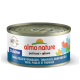 Almo Nature Haustierfutterdose mit Thunfisch, Huhn und Käse; in mehreren Sprachen beschriftet mit bunten Katzensilhouetten.