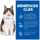 Un chat duveteux avec une expression joueuse est assis sur un fond bleu mettant en avant les avantages de la nourriture pour animaux, y compris des probiotiques et des ingrédients sains.
