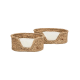 Zwei gewebte Korb-Haustierbetten mit weißen Kissen, oval geformt mit Ausschnitt vorne, auf weißem Hintergrund.