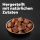 Schüssel mit gewürfeltem Nassfutter für Haustiere mit sichtbaren Karotten und Erbsen; Text: 'Hergestellt mit natürlichen Zutaten'.