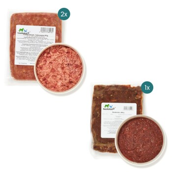 Pakete mit rohem Haustierfutter, die zwei 500g Packungen Hackfleisch und eine 500g Packung Rindfleisch enthalten, mit Schalen von rohem Futter angezeigt.