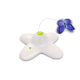 Weißes sternförmiges Katzenspielzeug mit grünem Knopf und einem blauen Schmetterling, der an einem Draht befestigt ist.