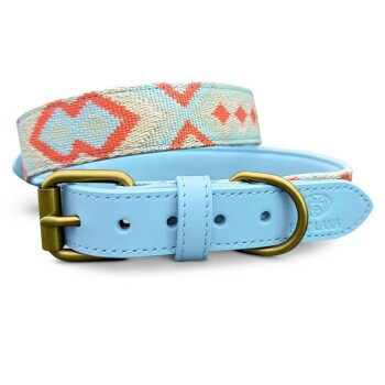 Ein stilvoller blauer Hundehalsband mit einem bunten gewebten Muster mit geometrischen Designs in Koralle und Creme, gesichert mit einer goldenen Schnalle.