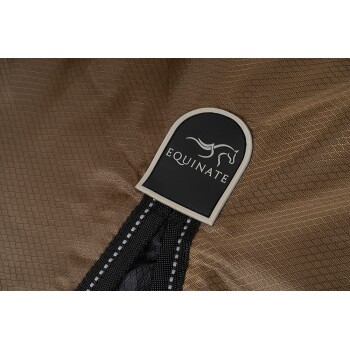 Nahaufnahme eines braunen Reitsportprodukts mit einem schwarzen Etikett mit dem Logo "EQUINATE" und einer Pferdesilhouette.