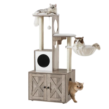 Ein mehrstöckiger Katzenbaum mit einer grauen Katze oben, einer braun-weißen Katze in einer Hängematte und einer orangefarbenen Katze, die aus einem Fach schaut.