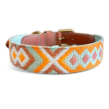 Bunter Haustierhalsband mit einem komplizierten geometrischen Muster in Orange, Mintgrün und Weiß, mit einer braunen Lederunterlage.