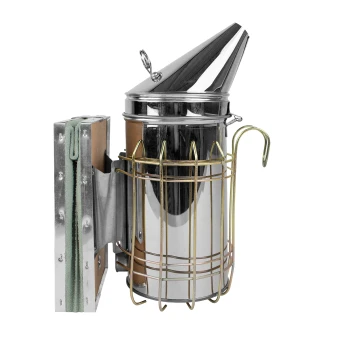 - Smoker Maja Edelstahl-Bienenraucher mit konischem Deckel, an einem Metallhalter befestigt, mit einem Drahtkäfig und einem Haken für einfachen Zugang.