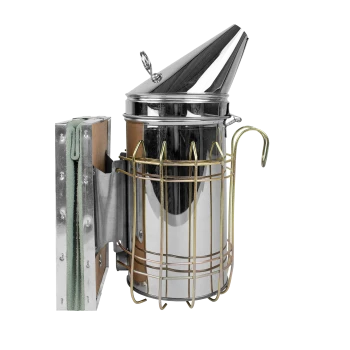 Edelstahl-Bienenraucher mit konischem Deckel, an einem Metallhalter befestigt, mit einem Drahtkäfig und einem Haken für einfachen Zugang.