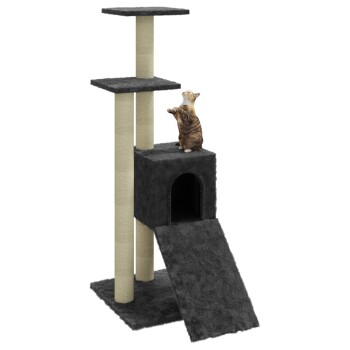 Ein mehrstöckiger Kratzbaum für Katzen mit zwei hohen Kratzpfosten, einem gemütlichen Versteck und einer Rampe, mit einer verspielten getigerten Katze oben.