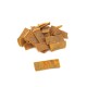Une pile de friandises pour chiens rectangulaires de couleur brune, avec une friandise positionnée séparément devant, sur un fond blanc.