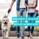 Ein Paar führt einen glücklichen weißen Hund an der Leine in einem Park spazieren. Textüberlagerung lautet "QUALITATIV & SCHLICHT" und "EINFACH IM GEBRAUCH."