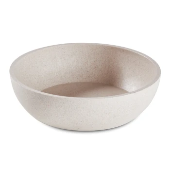 Hundenapf Eine hellbeige Haustierfutterschüssel mit einem glatten, runden Design und einem leicht erhöhten Rand, auf einem weißen Hintergrund.