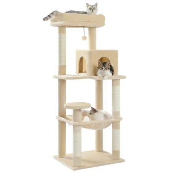 Ein beiger Katzenbaum mit drei Ebenen, auf dem zwei Katzen auf verschiedenen Plattformen entspannen und eine in einem gemütlichen, würfelförmigen Versteck sitzt.