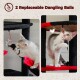 Eine verspielte Katze, die mit zwei austauschbaren, baumelnden Bällen auf einem Katzenbaum interagiert, zeigt ihre verspielte Natur und ihr Engagement für die Spielzeuge.