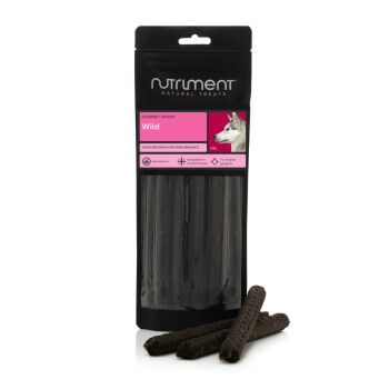 Nutriment Natural Treats Wild Gourmet-Sticks: schwarze wiederverschließbare Tüte mit pinkem Etikett und Hundefoto, drei dunkle Sticks davor.