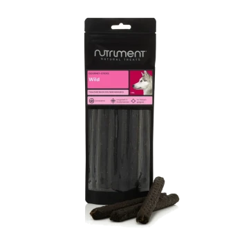 Nutriment Natural Treats Wild Gourmet-Sticks: schwarze wiederverschließbare Tüte mit pinkem Etikett und Hundefoto, drei dunkle Sticks davor.