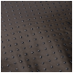 Nahaufnahme einer strukturierten schwarzen Haustiermatte mit erhöhten Punkten für Grip und Komfort, geeignet für Haustiergebrauch.