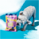 Weißer Hund schnuppert an einer rosa-gelben Pets Deli Happy Puppy Soft Bites Hundesnack-Tüte vor blauem Hintergrund.