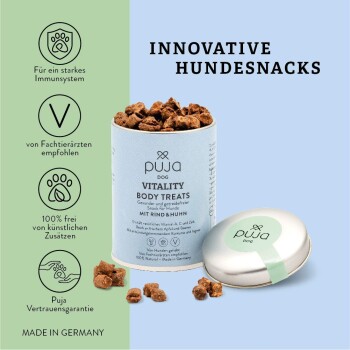 Innovative Hundesnacks in einem hellblauen Behälter mit der Aufschrift "Puja Dog Vitality Body Treats" mit Rind und Huhn, die ein starkes Immunsystem fördern.