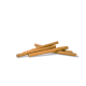 Ein Haufen Hundekau-Sticks, die auf einem weißen Hintergrund angeordnet sind, und ihre braune, knusprige Textur zeigen.