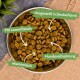 Schüssel mit Hundefutterkibbles, beschriftet mit "Hergestellt in Deutschland", "Mit Lammfleisch", "Hundevollnahrung" und "vitaminreich."