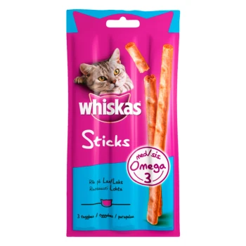 Whiskas Sticks kattensnoepjes verpakking met het gezicht van een grijze kat, roze achtergrond, en tekst die Omega 3 en zalmsmaak benadrukt.