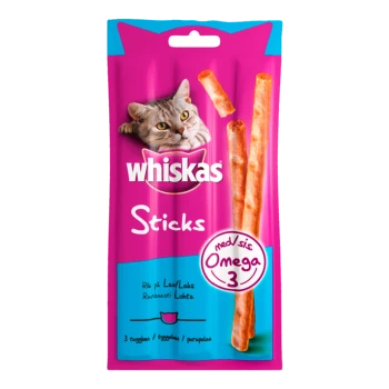 Emballage de friandises pour chats Whiskas Sticks présentant le visage d'un chat gris, un fond rose, et un texte mettant en avant l'Omega 3 et la saveur de saumon.