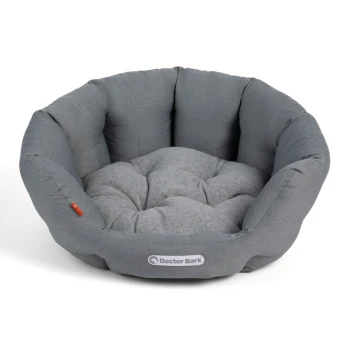 Graues rundes Haustierbett mit plüschiger Polsterung, mit dem Logo "Doctor Bark" auf der Vorderseite.