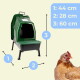 Grüne erhöhte Kunststoff-Hühnernestbox auf Beinen mit brauner Henne; blaue Größenangaben: '1: 44 cm 2: 28 cm 3: 60 cm'.