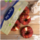 Eine Tüte mit Haustierleckerlis, die mit "Premium Qualität" beschriftet ist, umgeben von roten und weißen runden Hundekauartikeln auf einer Holzoberfläche.