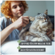 Eine Person bürstet sanft eine entspannte graue getigerte Katze, mit Textüberlagerung, die "Softpins für empfindliche Tiere" und "Auch für Katzen geeignet" angibt.