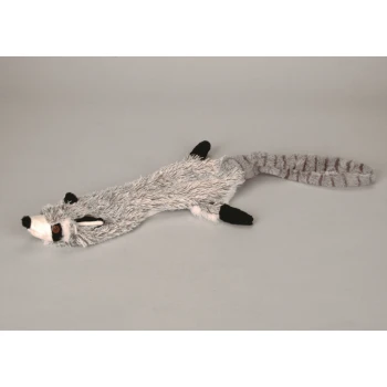 Hundespielzeug Waschbär Ein plüschiger Waschbär-Spielzeug mit einem langen, pelzigen Körper, schwarzen Ohren und einem gestreiften Schwanz, der flach auf einem hellgrauen Hintergrund liegt.