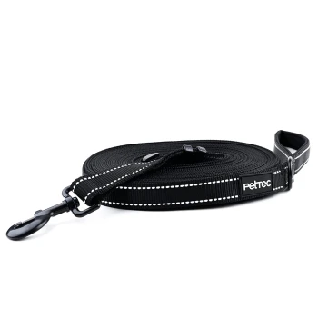 Schwarze Hundeleine mit reflektierenden Nähten und einem stabilen Clip, mit dem Markennamen "Petrec" am Griff.