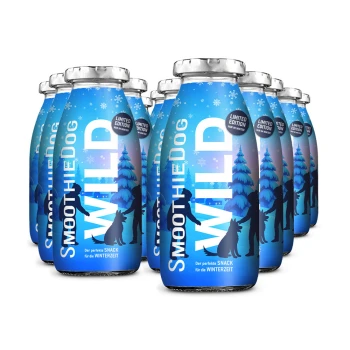 Flaschen des SmoothieDog Wild Limited Edition Hundesnacks mit winterlichem blauen Etikett und Silhouetten von Mensch und Hund.