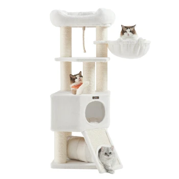 Ein weißer Katzenbaum mit drei Katzen: eine, die in einer Hängematte liegt, eine, die mit einem Kratzbaum spielt, und eine, die aus einem würfelförmigen Versteck herausspäht.