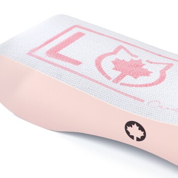 Rosa Haustierbett mit einer weißen Netzoberfläche, die ein Katzenlogo und ein Ahornblatt zeigt, entworfen für Komfort und Stil.