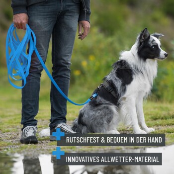 Mann hält eine blaue Hundeleine, die an einem schwarz-weißen Border Collie befestigt ist, mit Text über rutschfestes und wetterfestes Material.
