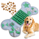 Ein Golden Retriever liegt neben einer grünen und grauen interaktiven Hundepuzzle-Matte in Form eines Knochens, die verschiedene Texturen und Formen aufweist.