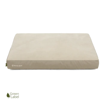 Beige Haustierbett mit einer weichen Oberfläche und einem stabilen Boden, mit dem Logo "Doctor Bark" und einem "Green Label" Emblem.