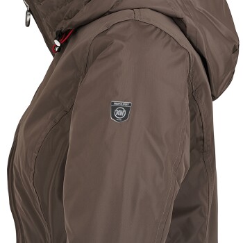 Eine Nahaufnahme einer braunen Haustierjacke mit Kapuze, mit einem Logo-Patch auf der linken Schulter, das 'KHUFFELWUFF KW EST. 2019' liest.