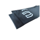 Schwarze Haussocken für Haustiere mit weißen gestickten Buchstaben, die eine Nahaufnahme des Stoffes und der Bündchendetails zeigen.