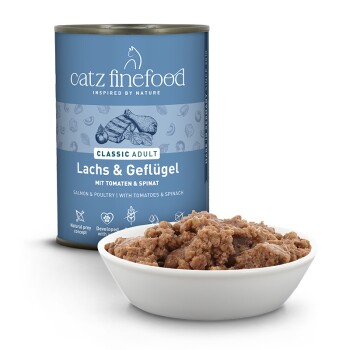 Puszka karmy dla kota Catz Finefood Classic Adult z łososiem i drobiem, pomidorami i szpinakiem oraz miska mokrej karmy dla kota.