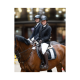 Zwei Reiter in formeller Reitkleidung, die auf einem braunen Pferd sitzen, mit einem Sattel, der das Logo "EQUILINE" trägt.