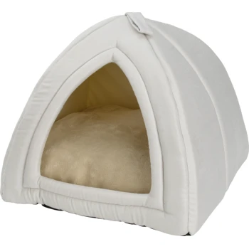 Lit triangulaire doux beige et blanc pour animaux avec intérieur rembourré, conçu pour petits animaux.