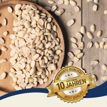 Ein Holzbrett mit rohen, geschälten Erdnüssen, verstreuten Erdnüssen und einem Aufkleber, der "Beste Qualität" und "Bewährte Qualität seit 10 Jahren" sagt.