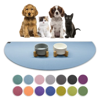 Eine blaue Haustiermatte mit zwei Schalen steht vor einem Golden Retriever Welpen, einem flauschigen Kätzchen, einem braunen Welpen und einer schwarzen Katze, mit 12 Farbmustern darunter.